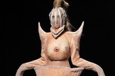 米兰时装周上演了裸男秀，如今罗马时装周更出现了“乳房装”！在罗马时装周上展出最新款的奇装异服，令众人瞠目咂舌。

