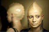 2011年4月，在莫斯科举行的一场时装秀，模特们的“异形”造型就把观众们的眼镜跌了个稀烂。本来美丽动人的一 位位超模，都被造型师整成了“异形”，活脱脱一个个“雷震子”。
