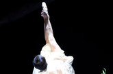 中国中央芭蕾舞团在著名的墨尔本艺术中心演出大型芭蕾舞剧《牡丹亭》，华美的戏服融合中西方审美趣味，既有中国式的古典优雅，又有近年来西方T台流行的透视风潮。