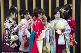 而在日本，女生在毕业礼这一天通常都穿着和服，面含笑容花枝招展在摄影留念。