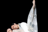 中国中央芭蕾舞团在著名的墨尔本艺术中心演出大型芭蕾舞剧《牡丹亭》，华美的戏服融合中西方审美趣味，既有中国式的古典优雅，又有近年来西方T台流行的透视风潮。