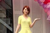 杨丞琳以一款简约A字裙亮相，明亮柠檬黄搭配桃红高跟鞋，衣服就要穿得适合自己才能赢。
