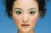 李小璐把80年代的妆容演绎到了精髓。