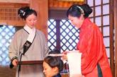 3月23日下午，一场花费近十万元的宋、明代式成人礼在杭州吴山某素斋馆内举行。当日，图中的女孩刚好18岁生日，由于父母都对中国传统文化有着浓厚的兴趣，所以特地为将要远赴国外念书的女儿举办了这场具有中国传统风俗的成人礼，送上了一份珍贵的礼物。