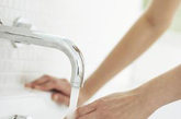 早晨自来水可先放出一脸盆水左右，方可接水使用。
