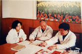 （左起）上世纪八十年代，陈赛娟院士、王振义院士、陈竺院士为我国血液学研究作出了巨大贡献