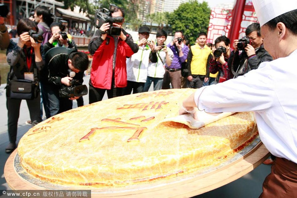 全球最大老婆饼亮相广州