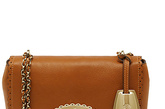 要说时尚偶像、街拍明星最爱的It Bag，Mulberry手袋以其经典百搭的款式成为不二之选。最新的2012春夏系列，加入了花边元素的Mulberry经典款复古手袋多了一份俏丽的女人味。此外，贴着立体图案的链条翻盖包也是这一季的主打款型。你更爱哪一款呢？