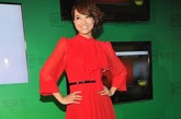 朱丹大红色连衣裙款式很大气，给人充满了热情的感觉，衣领的蝴蝶结设计颇具时尚效果。