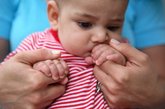 加拿大艾伯塔大学研究人员还发现，食指和无名指之间的比例还与人其他性格和疾病联系在一起。
　　测量你的无名指和食指的长度，可以通过下表看看自己的性格和健康状况。