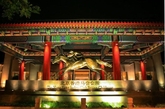 北京西城区西单西绒线胡同51号 北京香港马会俱乐部 香港马会是1884年成立的一家私人会所，发展至今已成为亚洲最大最高级的会员会所，并在2003年荣获香港“超级品牌”总冠军。而北京的这座会所是香港马会的第四家会所，也是马会设立在香港以外的第一家会所。这座带有明清皇室遗风的庭院矗立在繁华的王府井金宝街68号地，与四周耸立的摩登楼宇、欧式酒店相比，显得尤为古朴而神秘。基于124 年的马会文化积累，选址于北京的第四家香港马会会所在建筑设计方面颇具独到之处，整座院落建筑群的建造风格完全吸收了老北京的皇家宫殿、王府、官邸、庙宇的“官式”建筑风格，恢弘大气，同时在整座庭院内设有 “春”、“夏”、“秋”、“冬”内园4 座，这种院中有园，相映成景的特色使整个会所充满了雅致的中式气息，展示出天、地、人、己的和谐四素。