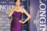 林志玲身穿紫罗兰色镶钻缎面抹胸鱼尾礼裙，佩戴某知名品牌腕表。