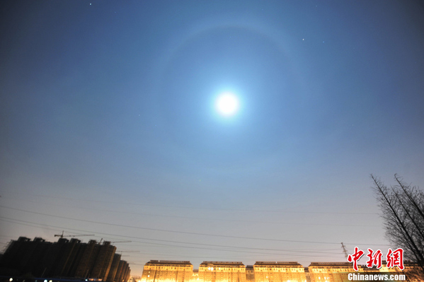 扬州夜空现罕见“月晕”奇观