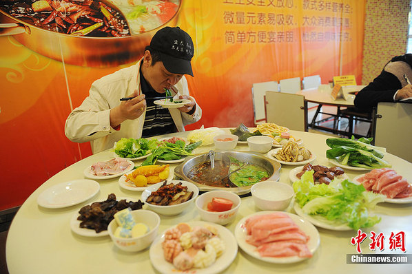 湖南“大胃王”1小时吃下25盘菜