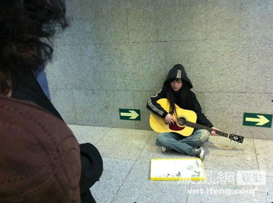 清纯女地下通道卖唱救母 被称是第二个西单女