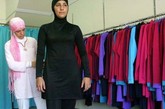 女子在选购burkini。