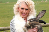 全球最大的复活节兔子是一只名叫“大流士”的巨兔，体重达22.25公斤，身长1.32米。今年3岁的大流士，每天需要吃掉12根胡萝卜。