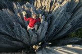探险家及摄影师史蒂芬·阿尔瓦雷斯（Stephen Alvarez）日前前往非洲东部岛国马达加斯加，并且深入到全球面积最大的石林-大馨吉（Grand Tsingy）腹地，拍摄到了一系列绝美壮观图片。（来源：《每日邮报》 编译：残剑）