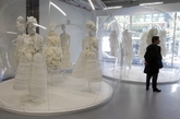 当地时间2012年4月11日，法国巴黎，“时尚之都”巴黎Comme des Garcons工作室举办小型展览，其中包括设计师Cristobal Balenciaga、Rei Kawakubo等作品。川久保玲以此致敬那些制造巴黎经典时尚的时装大师们。