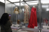 当地时间2012年4月11日，法国巴黎，“时尚之都”巴黎Comme des Garcons工作室举办小型展览，其中包括设计师Cristobal Balenciaga、Rei Kawakubo等作品。川久保玲以此致敬那些制造巴黎经典时尚的时装大师们。
