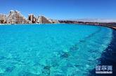 这是4月8日拍摄的智利中部海滨城市阿尔加罗沃号称目前世界最大人工游泳池。这个游泳池位于阿尔加罗沃市圣阿方索德尔玛度假村，长1013米，总面积达8公顷，可容纳25万立方米的水，相当于6000个标准的家用泳池，游客甚至可以在里面泛舟。游泳池使用的是自然流通的海水，夏天时温度可保持在26摄氏度，清澈蔚蓝的池水让人心旷神怡。该游泳池已被载入吉尼斯世界纪录。新华社记者叶书宏摄