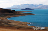 拉昂措湖，人称鬼湖，藏语意为“有毒的黑湖”，位于阿里地区普兰县境内，海拔4574米，与淡水的圣湖一路相隔，为微咸水湖，因此其湖水人畜皆不能饮用，这大概便是“鬼湖”之名的由来。（图片来源：凤凰网华人佛教  摄影：湘江岸边）