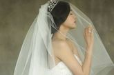 将于4月13日举行婚礼的韩国女艺人全智贤最近为韩国某时尚杂志拍摄了一组婚纱主题的写真。全智贤未婚夫的母亲和奶奶都是韩国著名的服装设计师，此次全智贤拍摄婚纱写真，她们两人为全智贤提了不少建议。抹胸的婚纱设计极其简约，尽展新娘的玲珑曲线。此外全智贤在拍摄中所佩戴的王冠更是著名的波旁王朝的物品，加倍突显全智贤优雅，知性的魅力。全智贤即将嫁为人妻，妆容发型都已摆脱青涩，冷艳的妆容，挽起的发髻，宛若女神般令人只可远望。今天，就让我们一起来回顾一下全智贤的妆容变迁史。