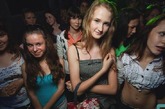 俄罗斯雅宾斯克的学生在假期有着不一样的生活。因为他们拥有一座真正属于自己的夜总会，这是全俄罗斯唯一一座只针对未成年人开放的夜总会，它的名字叫“地下车库”。