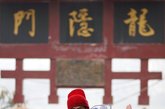 近日重庆磁器口，一个豆腐店小青年，穿着“七品”红袍扮七品“芝麻官”经商，站在古镇街道旁吆喝，吸引无数游客眼球，人家卖的是臭豆腐，他卖的是香豆腐。