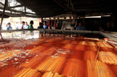 4月12日在广西融安县一家筷子加工厂内拍摄的用来浸泡一次性筷子的水池。 