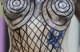 当地时间2012年4月16日，英国伦敦，著名设计师Jean Paul Gaultier操刀为健怡可乐打造全身瓶身Look。当日，两辣模现身Harvey Nichols商场橱窗为新瓶身造势，人体彩绘的Jean Paul Gaultier礼服实在巧夺天工，完全抢走了健怡的风头！