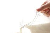5、乳糖酸缺乏患者不宜喝牛奶

牛奶中乳糖含量较高，但必须在消化道乳糖酸作用下分解为半乳糖和葡萄糖后才能被人体吸收。如果乳糖酸缺乏，食用牛奶后就会引起腹痛、腹泻。

