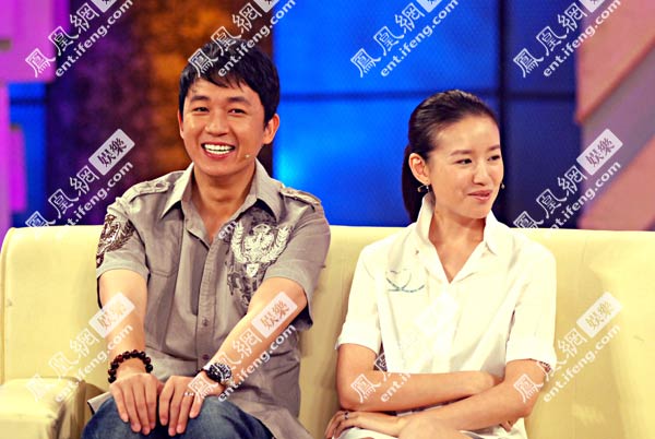 董洁潘粤明做客《鲁豫有约》现场甜蜜互动恩爱