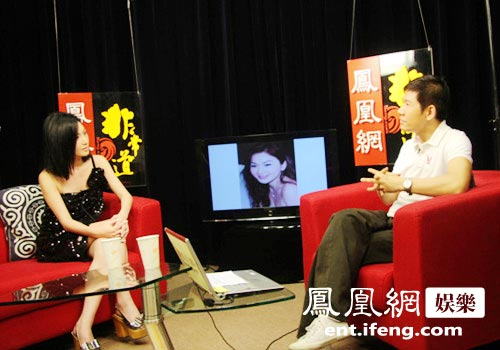 香港影星温碧霞做客访谈节目 年过四十美貌依