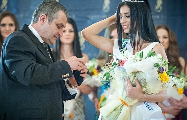 乌克兰“女王”选美 化妆更衣全程跟拍