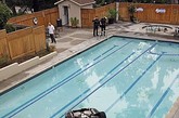 美国加州女司机将车开入游泳池

　　2009年5月，美国加利福尼亚州一女司机在停车时将车倒入一个距路面15英寸高的私家游泳池，幸无人员受伤。

