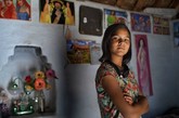 当桑妮尔（Sunil）的父母准备让她11岁结婚时，她威胁说要去印度拉贾斯坦邦警察那里告他们。他们发了慈悲，而桑妮尔现在13岁了，还在上学。她的妈妈现在说，“读书将会给她抵抗其他事情的能力。”
