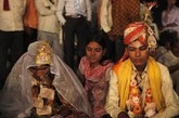 2010年5月17日，印度西北部拉贾斯坦邦一村庄举行集体婚礼，13岁新娘Saraswati和他的16岁新郎Hemant。
