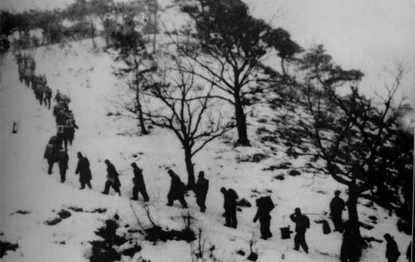 志愿军第9兵团在皑皑白雪中向长津湖地区挺进。1950年11月，中美两支王牌军在此展开了一场激战。美军包括海军陆战队第1师（简称陆战一师）和第3、第7步兵师，以及韩国第1军团，约10万人…