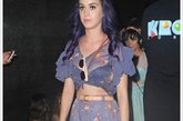 女歌手蓝妹妹Katy Perry 一袭紫色印花短上衣搭配同款短裤，露出一截小肚皮，这样的装扮在Coachella音乐节上，可是很抢镜哦。
