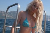 一名21岁的乌克兰模特因拥有一头金发、极立体的五官和火辣身材，酷似芭比娃娃而爆红。
