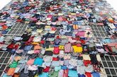 当地时间2012年4月26日，英国伦敦，M&S发起一项名为Shwop Drop的艺术项目，将各种衣服裤子铺满街道，场面壮观，品牌CEO马克-伯兰德携手BBC著名主播乔安娜-拉姆利一同造势。