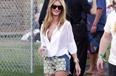 长腿美女Rosie Huntington-whiteley简单的衬衫加牛仔裤的搭配却博人眼球。宽松的白色半透明衬衫诱惑性十足，而花朵图案牛仔短裤则露出了修长美腿，上松下紧的穿着使她苗条高挑，短靴的搭配更添帅气狂野。