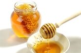 蜂蜜

　　蜂蜜中含有生殖腺内分泌素，具有明显的活跃性腺的生物活性。因体弱，年高而性功能有所减退者，可坚持服用蜂蜜制品。
