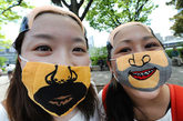 当地时间2012年4月29日，日本东京，2012东京同性恋大游行举行，参加者穿着奇装异服惹人注目。