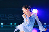 当地时间2012年5月4日，首尔，金妍儿花滑表演，上演制服诱惑，申雪、赵宏博现身表演助阵。 