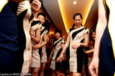 当日，来绍兴打比赛的中国女排队员，利用空闲时间，在试穿绍兴一家科创企业提供的赴伦敦奥运会的礼服，该企业共提供了27套礼服。
