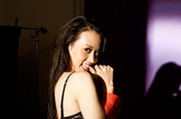 台湾女星柯佳青性感的背脊加上挑逗的表情绝对是让人抵挡不了的诱惑，白色与黑色的对比配上一抹红色更加增添了时尚气息。 