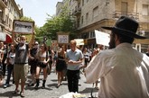 当地时间2012年5月4日，耶路撒冷，以色列女性参加“荡妇大游行”，抗议性暴力，反驳女性挑逗性着装和举止鼓励强奸的论调。不仅仅是以色列，韩国、日本等多国也举办过类似游行。