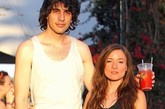 尼克-西蒙斯现身Coachella音乐节，携神秘透视装女友大方任拍。